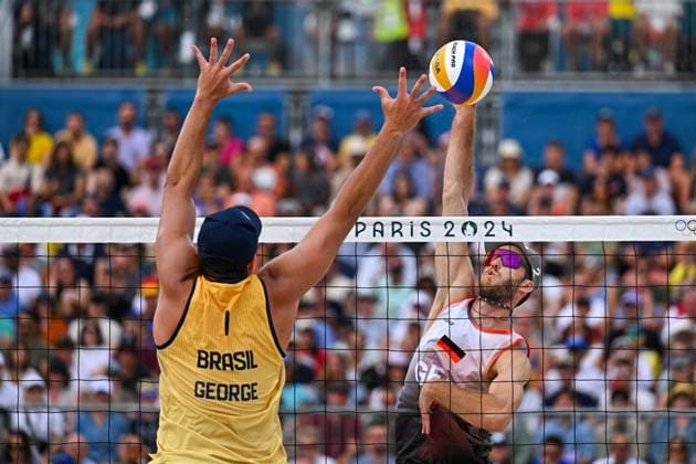 Olympische Spiele Beach volleyball, Beachvolleyball ; Paris 04.08.2024 Achtelfinale, Herren, GER_BRA, Clemens Wickler (2, GER), gegen 1 George Souto Major Wanderley, Copyright: xBEAUTIFULxSPORTS TomxBlochx