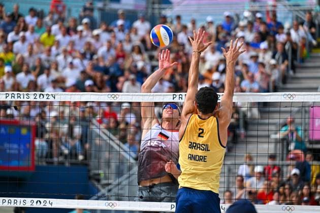 Olympische Spiele Beach volleyball, Beachvolleyball ; Paris 04.08.2024 Achtelfinale, Herren, GER_BRA, Nils Ehlers (1, GER), im Angriff gegen Andre Loyola Stein, Copyright: xBEAUTIFULxSPORTS TomxBlochx