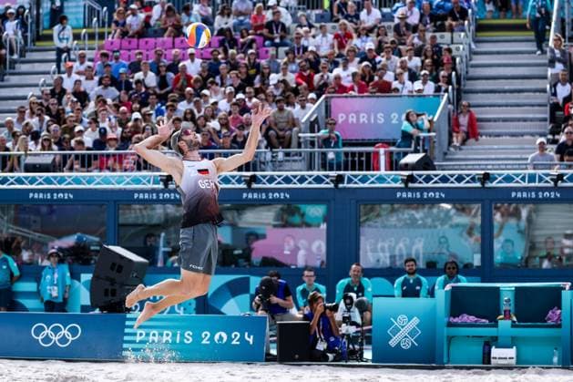 FRA, Paris, Olympischen Spiele Paris 2024, (03.08.2024, (Beachvolleyball Herren Achtelfinale, Eiffel Tower - Centre Court) Nils Ehlers (Deutschland, 1) und Clemens Wickler (Deutschland, 2) gegen George Souto Maior Wanderley (Brasilien, 1) und Andre Loyola Stein (Brasilien, 2) Clemens Wickler (Deutschland, 2) Aufschlag Copyright: HMBxMedia SteffiexWunderl