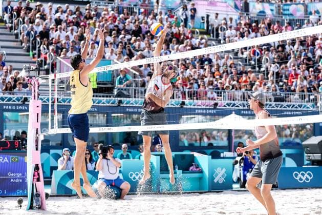 FRA, Paris, Olympischen Spiele Paris 2024, (03.08.2024, (Beachvolleyball Herren Achtelfinale, Eiffel Tower - Centre Court) Nils Ehlers (Deutschland, 1) und Clemens Wickler (Deutschland, 2) gegen George Souto Maior Wanderley (Brasilien, 1) und Andre Loyola Stein (Brasilien, 2) Andre Loyola Stein (Brasilien, 2) blockt Clemens Wickler (Deutschland, 2) Copyright: HMBxMedia SteffiexWunderl