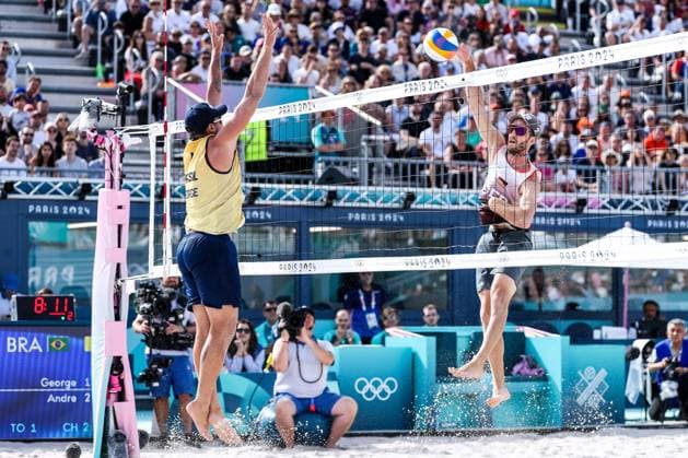 FRA, Paris, Olympischen Spiele Paris 2024, (03.08.2024, (Beachvolleyball Herren Achtelfinale, Eiffel Tower - Centre Court) Nils Ehlers (Deutschland, 1) und Clemens Wickler (Deutschland, 2) gegen George Souto Maior Wanderley (Brasilien, 1) und Andre Loyola Stein (Brasilien, 2) George Souto Maior Wanderley (Brasilien, 1), Clemens Wickler (Deutschland, 2) im Schlag Copyright: HMBxMedia SteffiexWunderl