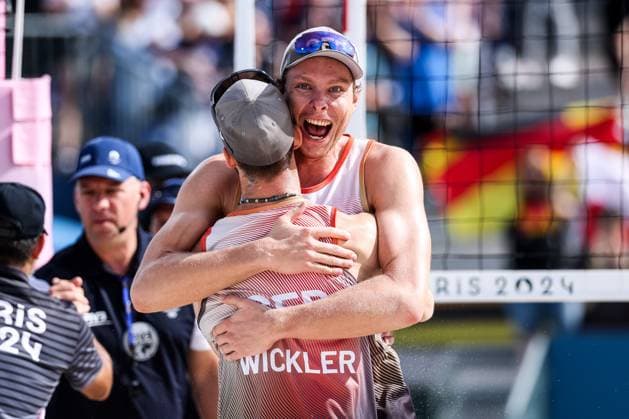 FRA, Paris, Olympischen Spiele Paris 2024, (03.08.2024, (Beachvolleyball Herren Achtelfinale, Eiffel Tower - Centre Court) Nils Ehlers (Deutschland, 1) und Clemens Wickler (Deutschland, 2) gegen George Souto Maior Wanderley (Brasilien, 1) und Andre Loyola Stein (Brasilien, 2) Clemens Wickler (Deutschland, 2) und Nils Ehlers (Deutschland, 1) fallen sich nach dem Sieg jubelnd in die Arme Copyright: HMBxMedia SteffiexWunderl