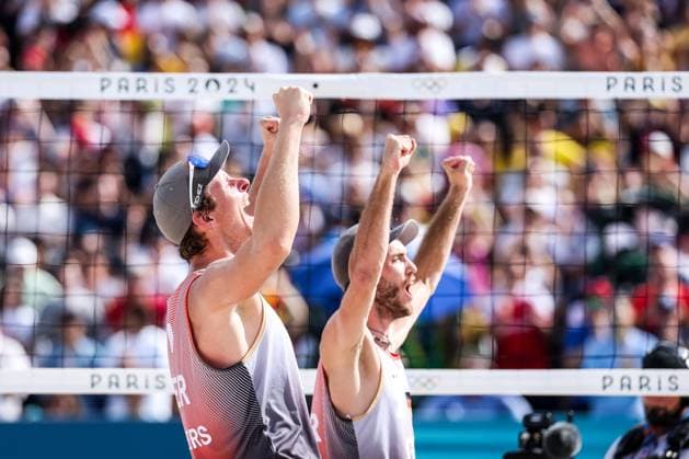 FRA, Paris, Olympischen Spiele Paris 2024, (03.08.2024, (Beachvolleyball Herren Achtelfinale, Eiffel Tower - Centre Court) Nils Ehlers (Deutschland, 1) und Clemens Wickler (Deutschland, 2) gegen George Souto Maior Wanderley (Brasilien, 1) und Andre Loyola Stein (Brasilien, 2) Clemens Wickler (Deutschland, 2) und Nils Ehlers (Deutschland, 1) jubeln nach dem Sieg Copyright: HMBxMedia SteffiexWunderl