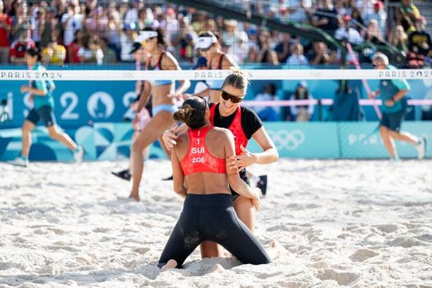 VERGE-DEPRE Zoe, BOEBNER Esmee (Schweiz) vs XUE Chen, XIA Xinyi (Volksrepublik China), im Bild VERGE-DEPRE Zoe, BOEBNER Esmee (Schweiz) jubeln ueber den Sieg, FRA, Olympische Spiele Paris 2024, Beachvolleyball, Frauen Achtelfinale, 04.08.2024 FRA, Olympische Spiele Paris 2024, Beachvolleyball, Frauen Achtelfinale, 04.08.2024 Paris Copyright: xEibner-Pressefoto Memmlerx EP_MMR