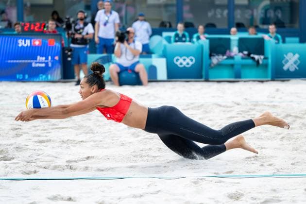 VERGE-DEPRE Zoe, BOEBNER Esmee (Schweiz) vs XUE Chen, XIA Xinyi (Volksrepublik China), im Bild VERGE-DEPRE Zoe (Schweiz) am Ball, FRA, Olympische Spiele Paris 2024, Beachvolleyball, Frauen Achtelfinale, 04.08.2024 FRA, Olympische Spiele Paris 2024, Beachvolleyball, Frauen Achtelfinale, 04.08.2024 Paris Copyright: xEibner-Pressefoto Memmlerx EP_MMR