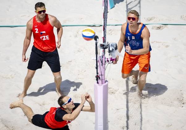 PARIS - Beach volleyball, Beachvolleyball players Stefan Boermans and Yorick de Groot in action against Ivan Perisic and David Schweiner of the Czech Republic during the eighth finals at the Olympic Games, Olympische Spiele, Olympia, OS ANP KOEN VAN WEEL xVIxANPxSportx xxANPxIVx 505107434 originalFilename: 505107434.jpg