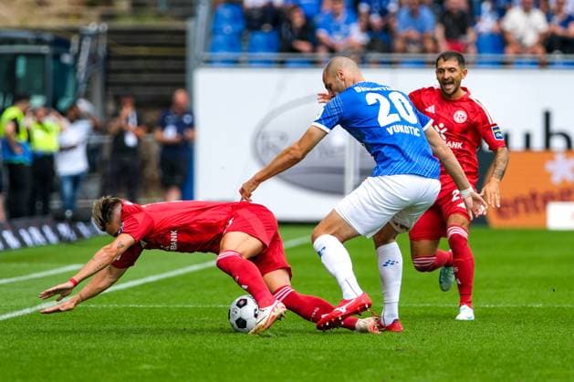 Felix Klaus (Fortuna Duesseldorf , 11) im Zweikampf mit Aleksandar Vukotic (SV Darmstadt 98, 20), GER, SV Darmstadt 98 vs. Fortuna Duesseldorf, Fussball, 2. Bundesliga, 1. Spieltag, Spielzeit 2024 2025, 04.08.2024. DFL REGULATIONS PROHIBIT ANY USE OF PHOTOGRAPHS as IMAGE SEQUENCES and or QUASI-VIDEO GER, SV Darmstadt 98 vs. Fortuna Duesseldorf, Fussball, 2. Bundesliga, 1. Spieltag, Spielzeit 2024 2025, 04.08.2024. Darmstadt