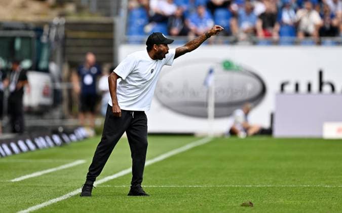 04.08.2024, xfux, Fussball 2.Bundesliga, SV Darmstadt 98 - Fortuna Düsseldorf emspor, v.l. Trainer Daniel Thioune (Fortuna Duesseldorf) gibt Anweisungen, gestikuliert, mit den Armen gestikulieren gives instructions, gesticulate, gesticolando. (DFL DFB REGULATIONS PROHIBIT ANY USE OF PHOTOGRAPHS as IMAGE SEQUENCES and or QUASI-VIDEO. Eine Lizenzierung des Lichtbildwerkes an den SV Darmstadt 1898 e.V. sowie Tochterunternehmen ist nicht gestattet. No release of or sale to SV Darmstadt 1898 e.V.) Darmstadt