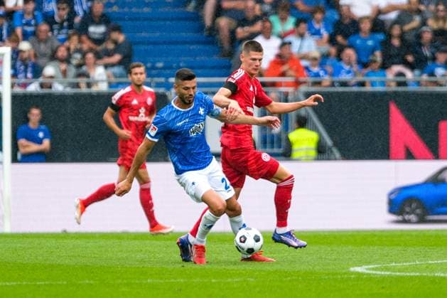 Klaus Gjasula (SV Darmstadt 98, 23) im Zweikampf mit Danny Schmidt (Fortuna Duesseldorf , 22), GER, SV Darmstadt 98 vs. Fortuna Duesseldorf, Fussball, 2. Bundesliga, 1. Spieltag, Spielzeit 2024 2025, 04.08.2024. DFL REGULATIONS PROHIBIT ANY USE OF PHOTOGRAPHS as IMAGE SEQUENCES and or QUASI-VIDEO GER, SV Darmstadt 98 vs. Fortuna Duesseldorf, Fussball, 2. Bundesliga, 1. Spieltag, Spielzeit 2024 2025, 04.08.2024. Darmstadt
