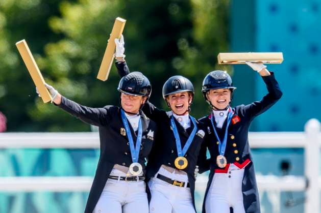 Bilder des Jahres 2024, Sport 08 August Sport Themen der Woche KW31 Sport Bilder des Tages FRA, Olympische Sommerspiele Paris 2024, Reiten, Dressur Einzel Grand Prix Kür, Siegerehrung 04.08.2024, Ch??teau de Versailles, Paris, FRA, Olympische Sommerspiele Paris 2024, Reiten, Dressur Einzel Grand Prix Kür, Siegerehrung im Bild von BREDOW-WERNDL Jessica (GER) auf TSF DALERA BB Goldmedaille WERTH Isabell (GER) auf WENDY Silbermedaille FRY Charlotte.(GBR) auf GLAMOURDALE Bronze *** FRA, Olympic Summer Games Paris 2024, Riding, Dressage Individual Grand Prix Freestyle, Award Ceremony 04 08 2024, Ch teau de Versailles, Paris, FRA, Olympic Summer Games Paris 2024, Riding, Dressage Individual Grand Prix Freestyle, Award Ceremony in the picture of BREDOW WERNDL Jessica GER on TSF DALERA BB Gold medal WERTH Isabell GER on WENDY Silver medal FRY Charlotte GBR on GLAMOURDALE Bronze medal nordphotoxGmbHx xStraubmeier nph00004
