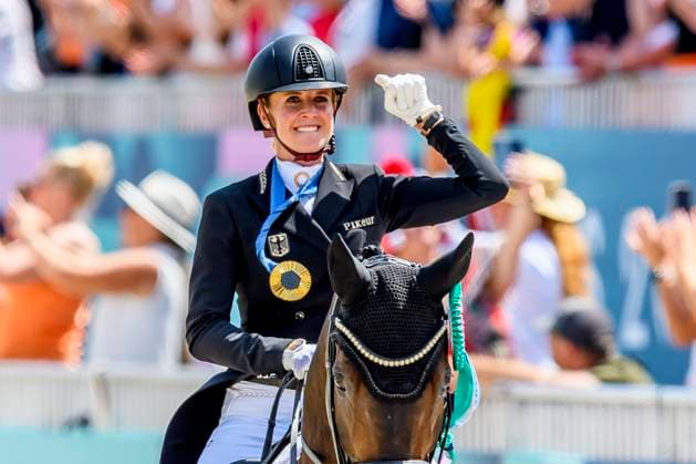 Sport Themen der Woche KW31 FRA, Olympische Sommerspiele Paris 2024, Reiten, Dressur Einzel Grand Prix Kür, Siegerehrung 04.08.2024, Ch??teau de Versailles, Paris, FRA, Olympische Sommerspiele Paris 2024, Reiten, Dressur Einzel Grand Prix Kür, Siegerehrung im Bild von BREDOW-WERNDL Jessica (GER) auf TSF DALERA BB Goldmedaille *** FRA, Olympic Summer Games Paris 2024, Riding, Dressage Individual Grand Prix Freestyle, Award Ceremony 04 08 2024, Ch teau de Versailles, Paris, FRA, Olympic Summer Games Paris 2024, Riding, Dressage Individual Grand Prix Freestyle, Award Ceremony in the picture of BREDOW WERNDL Jessica GER on TSF DALERA BB Gold Medal nordphotoxGmbHx xStraubmeier nph00004