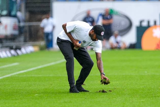 Daniel Thioune (Fortuna Duesseldorf , Trainer) repariert den rasen, GER, SV Darmstadt 98 vs. Fortuna Duesseldorf, Fussball, 2. Bundesliga, 1. Spieltag, Spielzeit 2024 2025, 04.08.2024. DFL REGULATIONS PROHIBIT ANY USE OF PHOTOGRAPHS as IMAGE SEQUENCES and or QUASI-VIDEO GER, SV Darmstadt 98 vs. Fortuna Duesseldorf, Fussball, 2. Bundesliga, 1. Spieltag, Spielzeit 2024 2025, 04.08.2024. Darmstadt