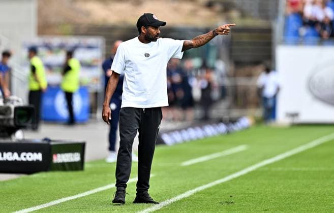 04.08.2024, xfux, Fussball 2.Bundesliga, SV Darmstadt 98 - Fortuna Düsseldorf emspor, v.l. Trainer Daniel Thioune (Fortuna Duesseldorf) gibt Anweisungen, gestikuliert, mit den Armen gestikulieren gives instructions, gesticulate, gesticolando. (DFL DFB REGULATIONS PROHIBIT ANY USE OF PHOTOGRAPHS as IMAGE SEQUENCES and or QUASI-VIDEO. Eine Lizenzierung des Lichtbildwerkes an den SV Darmstadt 1898 e.V. sowie Tochterunternehmen ist nicht gestattet. No release of or sale to SV Darmstadt 1898 e.V.) Darmstadt