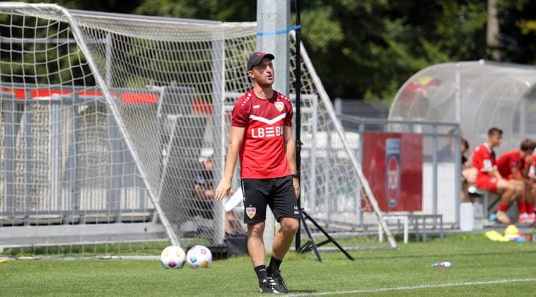 03.08.23 U19 1. FC Heidenheim - U19 VfB Stuttgart Deutschland, Heidenheim, 03.08.2024, Fussball, U19-DFB-Nachwuchsliga, 1. FC Heidenheim - U19 VfB Stuttgart (1:4): Nico Willig (Trainer VfB Stuttgart).
