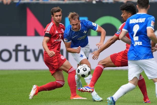 Zweikampf Tim Oberdorf (Fortuna Düsseldorf, 15) gegen Oscar Vilhelmsson (SV Darmstadt 98, 29) - 04.08.2024 2. Bundesliga, Saison 24 25: SV Darmstadt 98 vs Fortuna Düsseldorf, Stadion am Boellenfalltor, emonline, emspor,