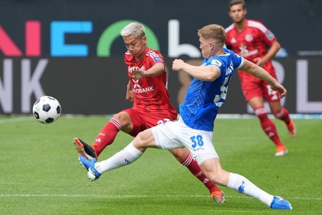 Zweikampf Clemens Riedel (SV Darmstadt 98, 38) gegen Shinta Appelkamp (Fortuna Düsseldorf, 23) - 04.08.2024 2. Bundesliga, Saison 24 25: SV Darmstadt 98 vs Fortuna Düsseldorf, Stadion am Boellenfalltor, emonline, emspor,
