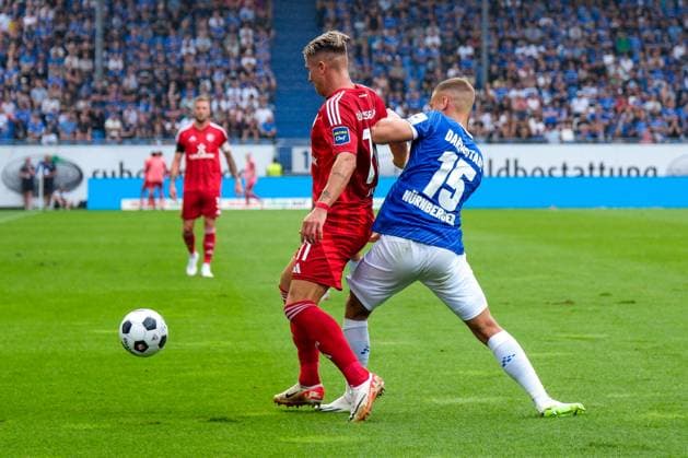 Felix Klaus (Fortuna Duesseldorf , 11) im Zweikampf mit Fabian Nuernberger (SV Darmstadt 98, 15), GER, SV Darmstadt 98 vs. Fortuna Duesseldorf, Fussball, 2. Bundesliga, 1. Spieltag, Spielzeit 2024 2025, 04.08.2024. DFL REGULATIONS PROHIBIT ANY USE OF PHOTOGRAPHS as IMAGE SEQUENCES and or QUASI-VIDEO GER, SV Darmstadt 98 vs. Fortuna Duesseldorf, Fussball, 2. Bundesliga, 1. Spieltag, Spielzeit 2024 2025, 04.08.2024. Darmstadt