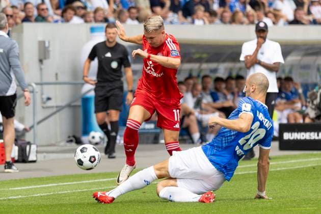 2. Fussball Bundesliga: SV Darmstadt 98 - Fortuna Düsseldorf, 04.08.2024 Aleksandar Vukotic (SV Darmstadt 98 20) grätscht den Ball im zweikampf vor Felix Klaus (Fortuna Düsseldorf 11) weg, SV Darmstadt 98 - Fortuna Düsseldorf, Darmstadt, Merck-Stadion am Böllenfalltor, 4.8.2024