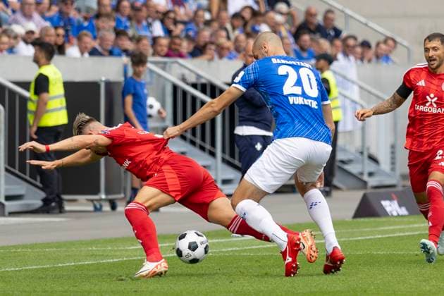 2. Fussball Bundesliga: SV Darmstadt 98 - Fortuna Düsseldorf, 04.08.2024 Felix Klaus (Fortuna Düsseldorf 11) & Aleksandar Vukotic (SV Darmstadt 98 20) im Zweikampf um den Ball, SV Darmstadt 98 - Fortuna Düsseldorf, Darmstadt, Merck-Stadion am Böllenfalltor, 4.8.2024
