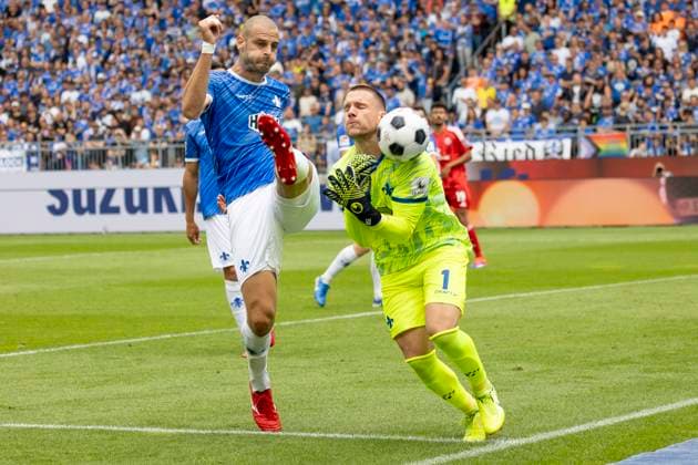2. Fussball Bundesliga: SV Darmstadt 98 - Fortuna Düsseldorf, 04.08.2024 Aleksandar Vukotic (SV Darmstadt 98 20) & Marcel Schuhen (SV Darmstadt 98 1) mit einem Missverständnis fehlender Absprache, Ball fliegt ins Aus, SV Darmstadt 98 - Fortuna Düsseldorf, Darmstadt, Merck-Stadion am Böllenfalltor, 4.8.2024