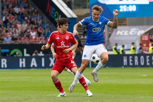 2. Fussball Bundesliga: SV Darmstadt 98 - Fortuna Düsseldorf, 04.08.2024 Ao Tanaka (Fortuna Düsseldorf 4) bekommt den Ball, nachdem Luca Marseiler (SV Darmstadt 98 8) daran vorbei springt, SV Darmstadt 98 - Fortuna Düsseldorf, Darmstadt, Merck-Stadion am Böllenfalltor, 4.8.2024