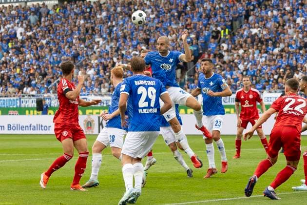 2. Fussball Bundesliga: SV Darmstadt 98 - Fortuna Düsseldorf, 04.08.2024 Aleksandar Vukotic (SV Darmstadt 98 20) köpft klärt den Ball nach einer Ecke, SV Darmstadt 98 - Fortuna Düsseldorf, Darmstadt, Merck-Stadion am Böllenfalltor, 4.8.2024