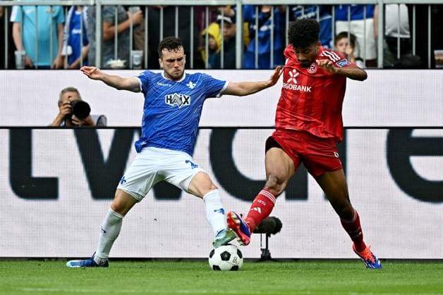 04.08.2024, xfux, Fussball 2.Bundesliga, SV Darmstadt 98 - Fortuna Düsseldorf emspor, v.l. Sergio Lopez Lopez (SV Darmstadt 98), Emmanuel Iyoha (Fortuna Duesseldorf Düsseldorf) (DFL DFB REGULATIONS PROHIBIT ANY USE OF PHOTOGRAPHS as IMAGE SEQUENCES and or QUASI-VIDEO. Eine Lizenzierung des Lichtbildwerkes an den SV Darmstadt 1898 e.V. sowie Tochterunternehmen ist nicht gestattet. No release of or sale to SV Darmstadt 1898 e.V.) Darmstadt