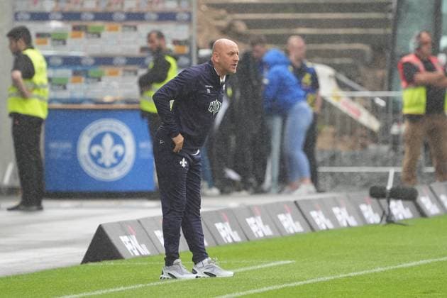 Trainer Torsten Lieberknecht (SV Darmstadt 98) im Regen - 04.08.2024 2. Bundesliga, Saison 24 25: SV Darmstadt 98 vs Fortuna Düsseldorf, Stadion am Boellenfalltor, emonline, emspor,