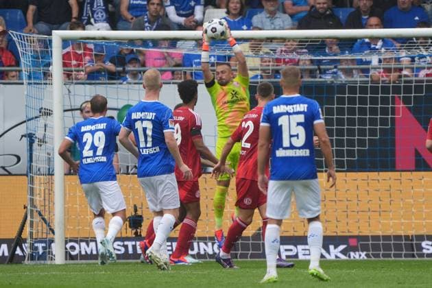 Torwart Florian Kastenmeier (Fortuna Düsseldorf, 33) hält - 04.08.2024 2. Bundesliga, Saison 24 25: SV Darmstadt 98 vs Fortuna Düsseldorf, Stadion am Boellenfalltor, emonline, emspor,