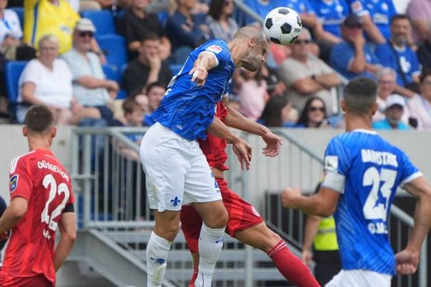 Kopfball Aleksandar Vukotic (SV Darmstadt 98, 20) - 04.08.2024 2. Bundesliga, Saison 24 25: SV Darmstadt 98 vs Fortuna Düsseldorf, Stadion am Boellenfalltor, emonline, emspor,