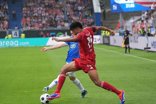 Zweikamp Sergio Lopez (SV Darmstadt 98, 02) gegen Emmanuel Iyoha (Fortuna Düsseldorf, 19) - 04.08.2024 2. Bundesliga, Saison 24 25: SV Darmstadt 98 vs Fortuna Düsseldorf, Stadion am Boellenfalltor, emonline, emspor,