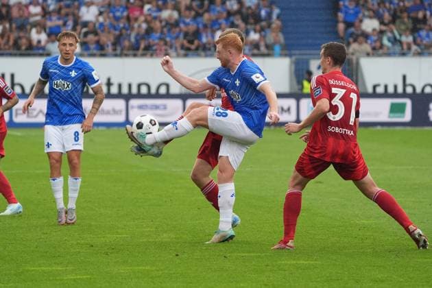 Paul Will (SV Darmstadt 98, 28) klaert - 04.08.2024 2. Bundesliga, Saison 24 25: SV Darmstadt 98 vs Fortuna Düsseldorf, Stadion am Boellenfalltor, emonline, emspor,