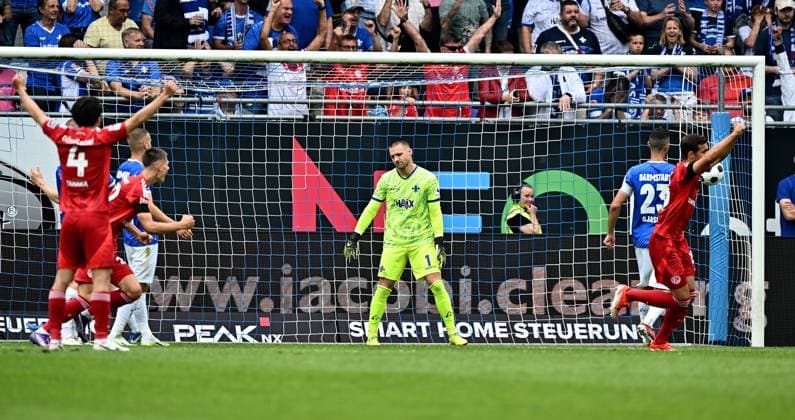 04.08.2024, xfux, Fussball 2.Bundesliga, SV Darmstadt 98 - Fortuna Düsseldorf emspor, v.l. Torschuetze Torschütze Matthias Zimmermann (Fortuna Duesseldorf Düsseldorf) (nicht im Bild), Marcel Schuhen (SV Darmstadt 98), Tim Oberdorf (Fortuna Duesseldorf Düsseldorf), Klaus Gjasula (SV Darmstadt 98) Goal scored, Tor zum 0:1 (DFL DFB REGULATIONS PROHIBIT ANY USE OF PHOTOGRAPHS as IMAGE SEQUENCES and or QUASI-VIDEO. Eine Lizenzierung des Lichtbildwerkes an den SV Darmstadt 1898 e.V. sowie Tochterunternehmen ist nicht gestattet. No release of or sale to SV Darmstadt 1898 e.V.) Darmstadt