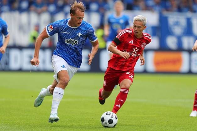 04.08.2024, xtvx, Fussball 2.Bundesliga, SV Darmstadt 98 - Fortuna Düsseldorf emspor, v.l. Zweikampf, Duell, duel, tackle, compete Aleksandar Vukotic (SV Darmstadt 98) Shinta Appelkamp (Fortuna Duesseldorf) (DFL DFB REGULATIONS PROHIBIT ANY USE OF PHOTOGRAPHS as IMAGE SEQUENCES and or QUASI-VIDEO) Darmstadt