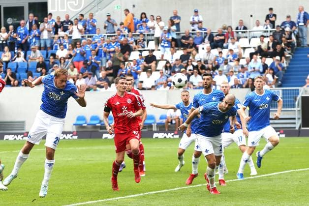 04.08.2024, xtvx, Fussball 2.Bundesliga, SV Darmstadt 98 - Fortuna Düsseldorf emspor, v.l. Zweikampf, Duell, duel, tackle, compete 0:1 Aleksandar Vukotic (SV Darmstadt 98) Eigentor (DFL DFB REGULATIONS PROHIBIT ANY USE OF PHOTOGRAPHS as IMAGE SEQUENCES and or QUASI-VIDEO) Darmstadt
