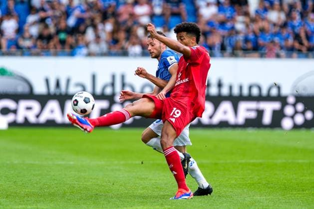 Emmanuel Iyoha (Fortuna Duesseldorf , 19) im Zweikampf mit Andreas Mueller (SV Darmstadt 98, 16), GER, SV Darmstadt 98 vs. Fortuna Duesseldorf, Fussball, 2. Bundesliga, 1. Spieltag, Spielzeit 2024 2025, 04.08.2024. DFL REGULATIONS PROHIBIT ANY USE OF PHOTOGRAPHS as IMAGE SEQUENCES and or QUASI-VIDEO GER, SV Darmstadt 98 vs. Fortuna Duesseldorf, Fussball, 2. Bundesliga, 1. Spieltag, Spielzeit 2024 2025, 04.08.2024. Darmstadt