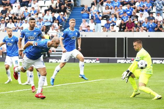 04.08.2024, xtvx, Fussball 2.Bundesliga, SV Darmstadt 98 - Fortuna Düsseldorf emspor, v.l. Zweikampf, Duell, duel, tackle, compete 0:1 Aleksandar Vukotic (SV Darmstadt 98) Eigentor (DFL DFB REGULATIONS PROHIBIT ANY USE OF PHOTOGRAPHS as IMAGE SEQUENCES and or QUASI-VIDEO) Darmstadt