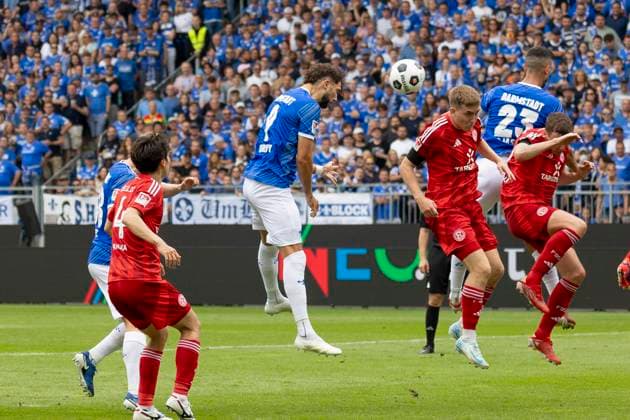 2. Fussball Bundesliga: SV Darmstadt 98 - Fortuna Düsseldorf, 04.08.2024 Fraser Hornby (SV Darmstadt 98 9) per Kopf mit einer großen Chance; bringt den Ball aufs Tor, SV Darmstadt 98 - Fortuna Düsseldorf, Darmstadt, Merck-Stadion am Böllenfalltor, 4.8.2024