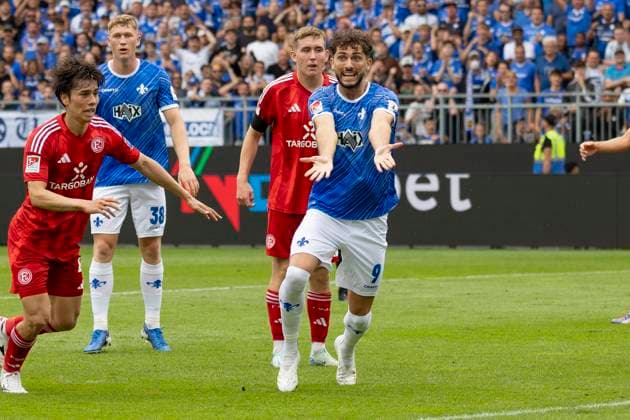 2. Fussball Bundesliga: SV Darmstadt 98 - Fortuna Düsseldorf, 04.08.2024 Fraser Hornby (SV Darmstadt 98 9) will, dass Kai Klefisch (SV Darmstadt 98 17) den Abschluss aufs Tor macht, SV Darmstadt 98 - Fortuna Düsseldorf, Darmstadt, Merck-Stadion am Böllenfalltor, 4.8.2024