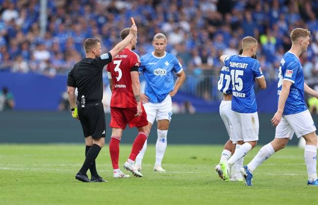 04.08.2024, xdcx, Fussball 2. Bundesliga, SV Darmstadt 98 - Fortuna Düsseldorf, emonline, emspor, despor, v.l., Schiedsrichter Dr. Robert Kampka zeigt Othmane El Idrissi die Rote Karte, red card for, Platzverweis, Game Misconduct DFL DFB REGULATIONS PROHIBIT ANY USE OF PHOTOGRAPHS AS IMAGE SEQUENCES AND OR QUASI-VIDEO.