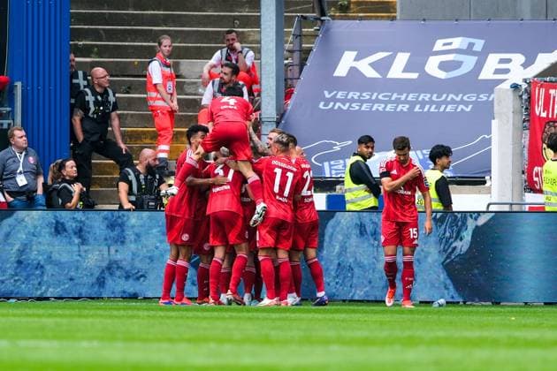 Shinta Appelkamp (Fortuna Duesseldorf , 23) und Team bejubeln das Tor zum 0:1, GER, SV Darmstadt 98 vs. Fortuna Duesseldorf, Fussball, 2. Bundesliga, 1. Spieltag, Spielzeit 2024 2025, 04.08.2024. DFL REGULATIONS PROHIBIT ANY USE OF PHOTOGRAPHS as IMAGE SEQUENCES and or QUASI-VIDEO GER, SV Darmstadt 98 vs. Fortuna Duesseldorf, Fussball, 2. Bundesliga, 1. Spieltag, Spielzeit 2024 2025, 04.08.2024. Darmstadt