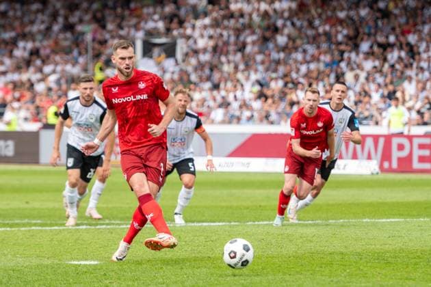Tor zum 1:1 durch Boris Tomiak (1. FC Kaiserslautern, 02) Elfmeter, Strafstoss. SSV Ulm 1846 Fussball vs. 1. FC Kaiserslautern, Fussball, Herren, 2. Bundesliga, 1. Spieltag, Saison 24 25, GER, 04.08.2024, DFL DFB REGULATIONS PROHIBIT ANY USE OF PHOTOGRAPHS AS IMAGE SEQUENCES AND OR QUASI-VIDEO, SSV Ulm 1846 Fussball vs. 1. FC Kaiserslautern, Fussball, Herren, 2. Bundesliga, 1. Spieltag, Saison 24 25, GER, 04.08.2024 Ulm *** Goal for 1 1 by Boris Tomiak 1 FC Kaiserslautern, 02 Penalty, Penalty kick SSV Ulm 1846 Football vs 1 FC Kaiserslautern, Football, Men, 2 Bundesliga, 1 Matchday, Season 24 25, GER, 04 08 2024, DFL DFB REGULATIONS PROHIBIT ANY USE OF PHOTOGRAPHS AS IMAGE SEQUENCES AND OR QUASI VIDEO, SSV Ulm 1846 Football vs 1 FC Kaiserslautern, Football, Men, 2 Bundesliga, 1 Matchday, Season 24 25, GER, 04 08 2024 Ulm Copyright: xEibner-Pressefoto WolfgangxFrankx EP_WFK