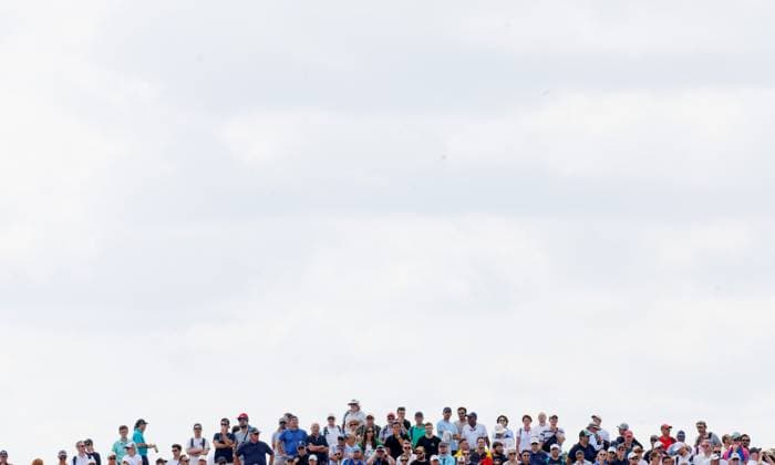 Paris 2024 Olympic Games, Olympische Spiele, Olympia, OS Le Golf National, Paris, France 4 8 2024 Men s Individual Stroke Play Fans watch the 1st hole Fans watch the 1st hole 4 8 2024  Copyright: x INPHO JamesxCrombiex JRH27723