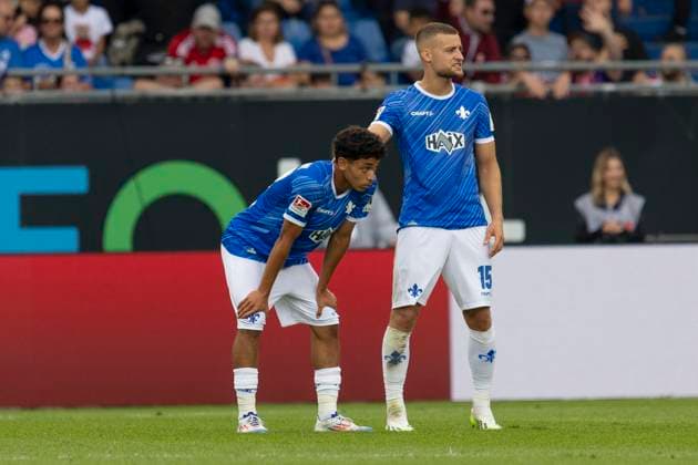 2. Fussball Bundesliga: SV Darmstadt 98 - Fortuna Düsseldorf, 04.08.2024 Othmane Elidrissi Errahhali (SV Darmstadt 98 47) wartet auf die Entscheidung des Schiedsrichters beim Videobeweis - wird von Fabian Nürnberger (SV Darmstadt 98 15) aufgemuntert, SV Darmstadt 98 - Fortuna Düsseldorf, Darmstadt, Merck-Stadion am Böllenfalltor, 4.8.2024