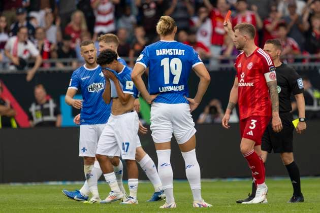2. Fussball Bundesliga: SV Darmstadt 98 - Fortuna Düsseldorf, 04.08.2024 Dr. Dr. Kampka gibt Othmane Elidrissi Errahhali (SV Darmstadt 98 47), die glatt rote Karte, SV Darmstadt 98 - Fortuna Düsseldorf, Darmstadt, Merck-Stadion am Böllenfalltor, 4.8.2024