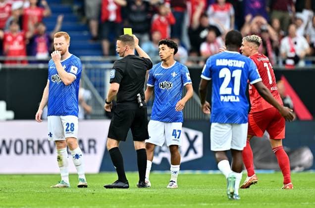04.08.2024, xfux, Fussball 2.Bundesliga, SV Darmstadt 98 - Fortuna Düsseldorf emspor, v.l. Paul Will (SV Darmstadt 98), Referee Schiedsrichter Dr. Robert Kampka zeigt Othmane Elidrissi Errahhali (SV Darmstadt 98) die Gelbe Karte fuer, receive a yellow card, (DFL DFB REGULATIONS PROHIBIT ANY USE OF PHOTOGRAPHS as IMAGE SEQUENCES and or QUASI-VIDEO. Eine Lizenzierung des Lichtbildwerkes an den SV Darmstadt 1898 e.V. sowie Tochterunternehmen ist nicht gestattet. No release of or sale to SV Darmstadt 1898 e.V.) Darmstadt