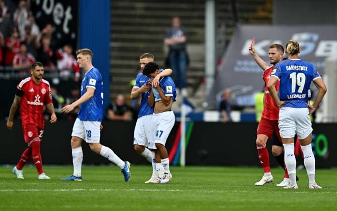 04.08.2024, xfux, Fussball 2.Bundesliga, SV Darmstadt 98 - Fortuna Düsseldorf emspor, v.l. Othmane Elidrissi Errahhali (SV Darmstadt 98) bekommt von Referee Schiedsrichter Dr. Robert Kampka die Rote Karte für, red card for, Platzverweis, Game Misconduct gezeigt (DFL DFB REGULATIONS PROHIBIT ANY USE OF PHOTOGRAPHS as IMAGE SEQUENCES and or QUASI-VIDEO. Eine Lizenzierung des Lichtbildwerkes an den SV Darmstadt 1898 e.V. sowie Tochterunternehmen ist nicht gestattet. No release of or sale to SV Darmstadt 1898 e.V.) Darmstadt