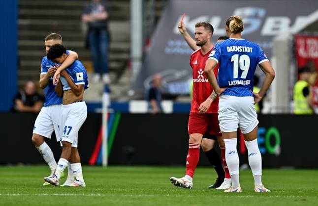 04.08.2024, xfux, Fussball 2.Bundesliga, SV Darmstadt 98 - Fortuna Düsseldorf emspor, v.l. Othmane Elidrissi Errahhali (SV Darmstadt 98) bekommt von Referee Schiedsrichter Dr. Robert Kampka die Rote Karte für, red card for, Platzverweis, Game Misconduct gezeigt (DFL DFB REGULATIONS PROHIBIT ANY USE OF PHOTOGRAPHS as IMAGE SEQUENCES and or QUASI-VIDEO. Eine Lizenzierung des Lichtbildwerkes an den SV Darmstadt 1898 e.V. sowie Tochterunternehmen ist nicht gestattet. No release of or sale to SV Darmstadt 1898 e.V.) Darmstadt