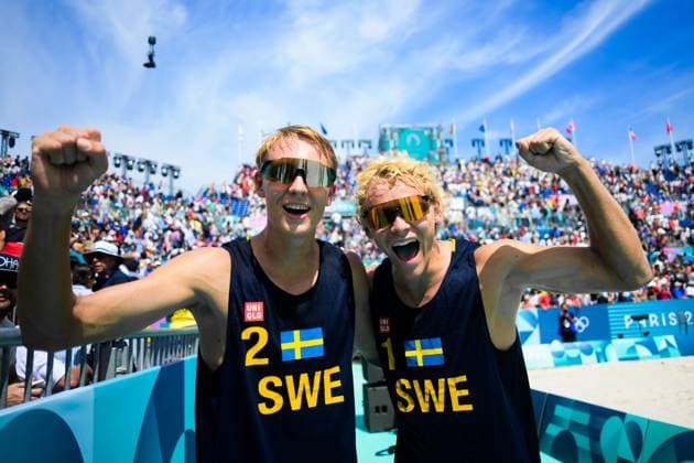 240804 Jonatan Hellvig and David Ahman of Sweden celebrates after winning the round of 16 Beach volleyball, Beachvolleyball match during day 9 of the Paris 2024 Olympic Games, Olympische Spiele, Olympia, OS on August 4, 2024 in Paris. Photo: Ludvig Thunman BILDBYRAN kod LT LT0658 beachvolleyboll beach volleyball sandvolleyball olympic games olympics os ol olympiska spel olympiske leker paris 2024 paris-os paris-ol 9 bbeng jubel celebration Copyright: LUDVIGxTHUNMAN BB240804LT068