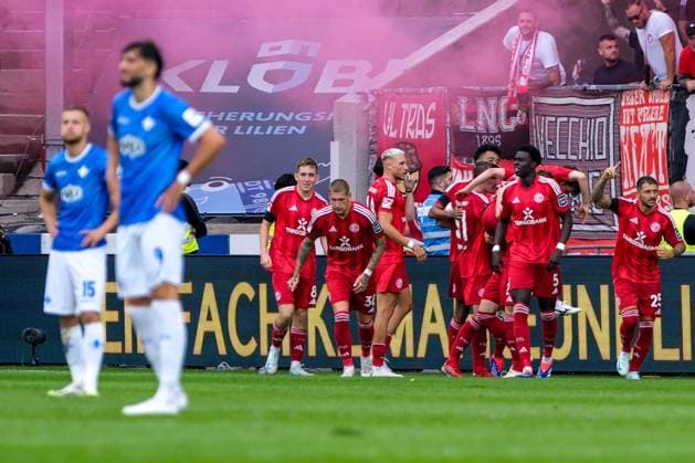 Tim Rossmann (Fortuna Duesseldorf , 21) und Team bejubel das Tor zum 0:2, Fabian Nuernberger (SV Darmstadt 98, 15) und Fraser Hornby (SV Darmstadt 98, 09) sind enttaeuscht, GER, SV Darmstadt 98 vs. Fortuna Duesseldorf, Fussball, 2. Bundesliga, 1. Spieltag, Spielzeit 2024 2025, 04.08.2024. DFL REGULATIONS PROHIBIT ANY USE OF PHOTOGRAPHS as IMAGE SEQUENCES and or QUASI-VIDEO GER, SV Darmstadt 98 vs. Fortuna Duesseldorf, Fussball, 2. Bundesliga, 1. Spieltag, Spielzeit 2024 2025, 04.08.2024. Darmstadt